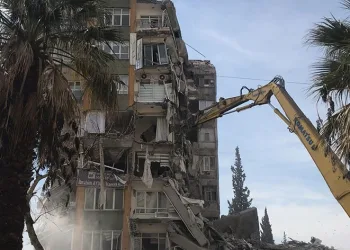 Ağır hasarlı binaların yıkımı sürüyor