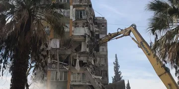 Ağır hasarlı binaların yıkımı sürüyor