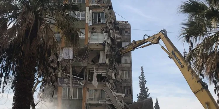 Ağır hasarlı binaların yıkımı sürüyor