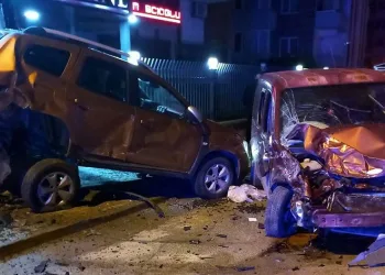 Direksiyon hakimiyetini kaybetti, 3 aracı hurdaya çıkardı