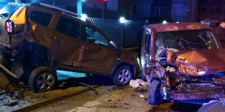 Direksiyon hakimiyetini kaybetti, 3 aracı hurdaya çıkardı