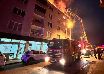 Bursa’da apartmanın çatı katı alev alev yandı
