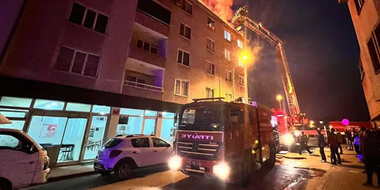 Bursa’da apartmanın çatı katı alev alev yandı
