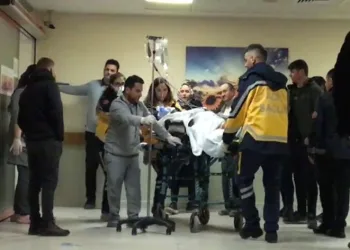 Borcunu isterken, bıçakla yaralandı