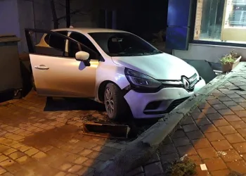 Sürücüsü uyuyakalan araç, fırının bahçesine uçtu