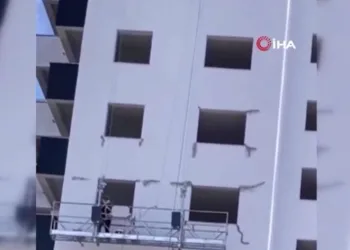 Deprem sonrası çatlakları sıvadılar