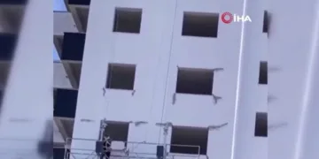 Deprem sonrası çatlakları sıvadılar
