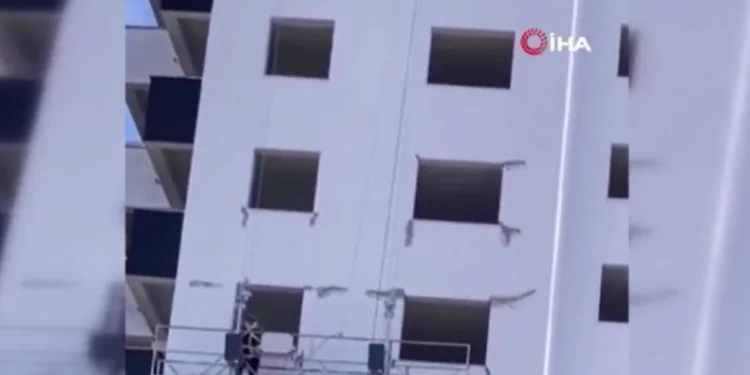 Deprem sonrası çatlakları sıvadılar