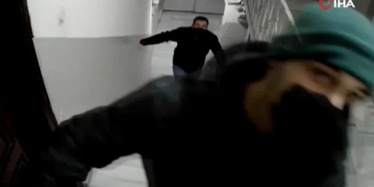 Kamerayı fark edince yaptıkları şaşırttı