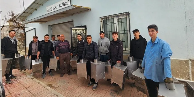 Orhaneli’de öğrenciler soba üretiyor