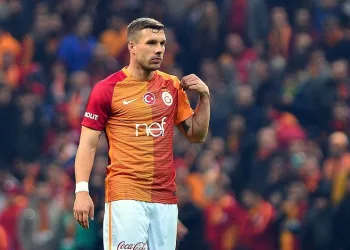 Lukas Podolski’den depremzedeler için bağış
