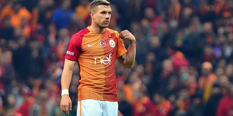 Lukas Podolski’den depremzedeler için bağış