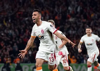 Galatasaraylı Emre Taşdemir, Fatih Karagümrük maçında gol attığı formayı depremzedeler için bağışladı