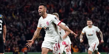 Galatasaraylı Emre Taşdemir, Fatih Karagümrük maçında gol attığı formayı depremzedeler için bağışladı