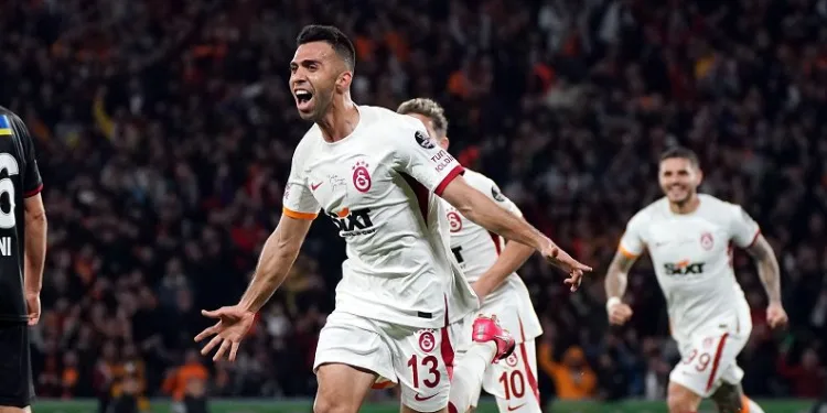 Galatasaraylı Emre Taşdemir, Fatih Karagümrük maçında gol attığı formayı depremzedeler için bağışladı