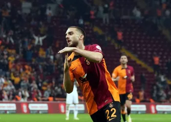 Galatasaraylı futbolcu Berkan Kutlu, depremzedeler için milli takım formasını bağışladı