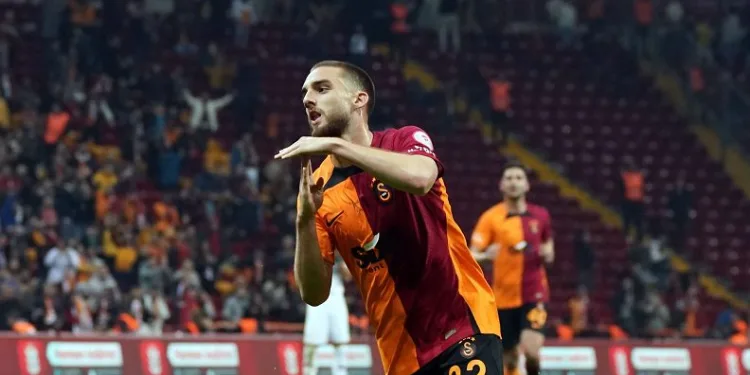 Galatasaraylı futbolcu Berkan Kutlu, depremzedeler için milli takım formasını bağışladı