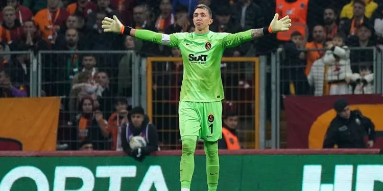 Fernando Muslera’dan Eren’e geçmiş olsun forması