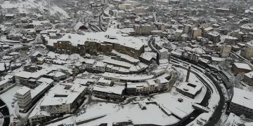 Tek katlı evler kara gömüldü