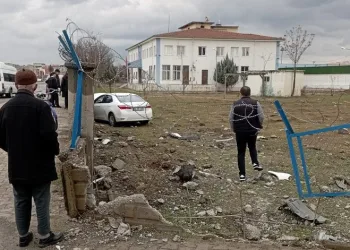 Babasının arabasını kaçıran çocuk duvara tosladı: 1 yaralı