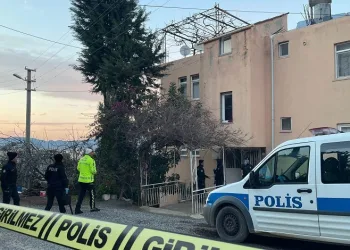 Yaşlı kadın boynundan iple asılmış halde ölü bulundu