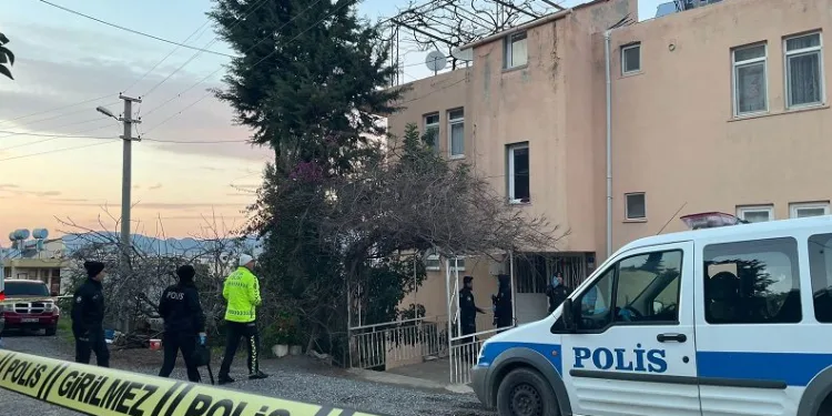 Yaşlı kadın boynundan iple asılmış halde ölü bulundu