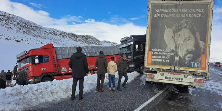 Kontrolden çıkan tır, kamyonla çarpıştı