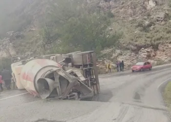 Beton mikseri devrildi: 1 yaralı