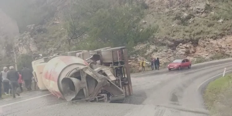 Beton mikseri devrildi: 1 yaralı