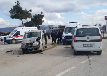 Ticari araçlar çarpıştı: 10 yaralı