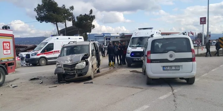Ticari araçlar çarpıştı: 10 yaralı