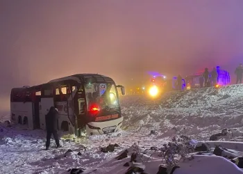 Yolcu otobüsü şarampole devrildi: 4’ü ağır 30 yaralı