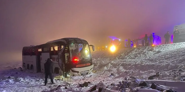 Yolcu otobüsü şarampole devrildi: 4’ü ağır 30 yaralı