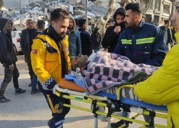 36 saat sonra 3 kişi enkazdan sağ çıkarıldı