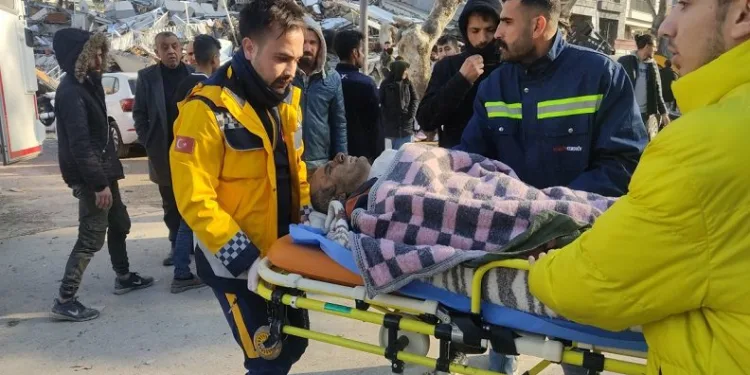 36 saat sonra 3 kişi enkazdan sağ çıkarıldı