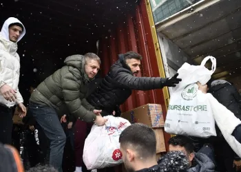 Bursasporlu futbolculardan depremzedelere yardım