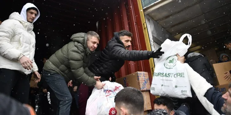 Bursasporlu futbolculardan depremzedelere yardım