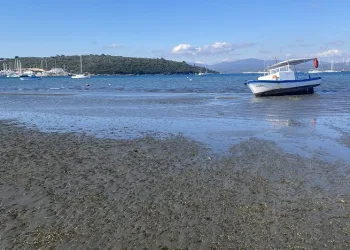 Seferihisar’da deniz 25 metre çekildi