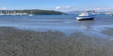 Seferihisar’da deniz 25 metre çekildi