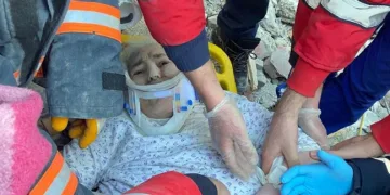 62 saat sonra enkazdan sağ çıkartıldı