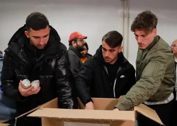 Galatasaraylı futbolcular Yunus Akgün ve Emin Bayram yardım çalışmalarına destek verdi