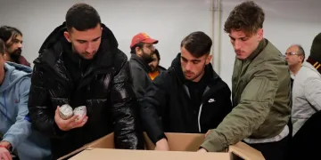 Galatasaraylı futbolcular Yunus Akgün ve Emin Bayram yardım çalışmalarına destek verdi