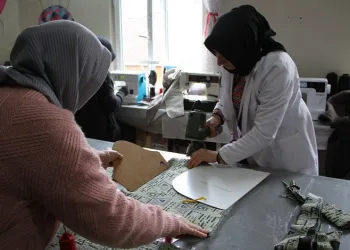 Depremzedeler üşümesin diye kışlık giysiler dikiyorlar