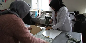 Depremzedeler üşümesin diye kışlık giysiler dikiyorlar