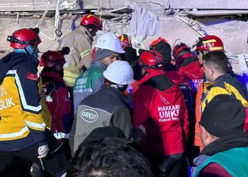 Hakkari ekibi baba ve kızını sağ kurtardı