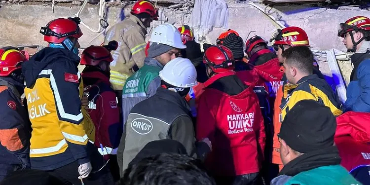 Hakkari ekibi baba ve kızını sağ kurtardı