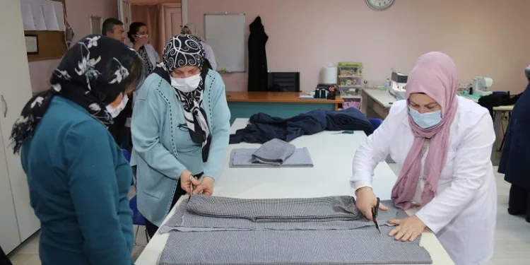 Afetzedeleri ısıtabilmek için aralıksız çalışıyor