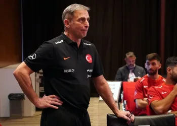 A Milli Takım Teknik Direktörü Stefan Kuntz, depremzedeler için kasiyerlik yapacak