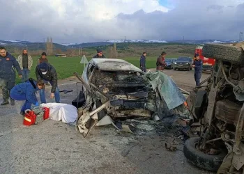 Bursa’da minibüsle otomobil çarpıştı: 3 ölü 7 yaralı