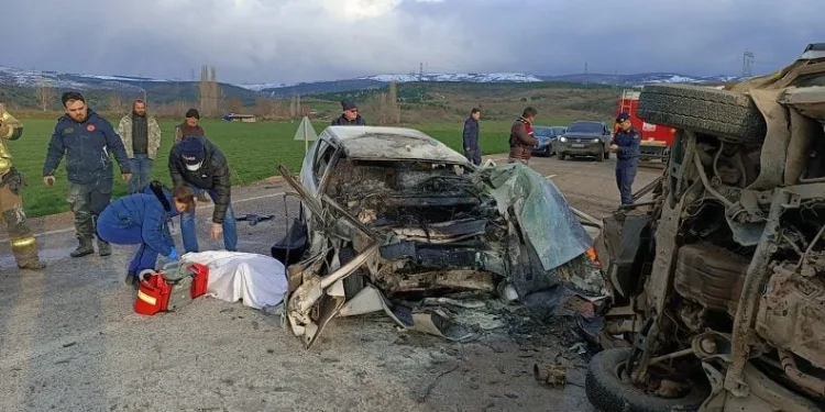Bursa’da minibüsle otomobil çarpıştı: 3 ölü 7 yaralı